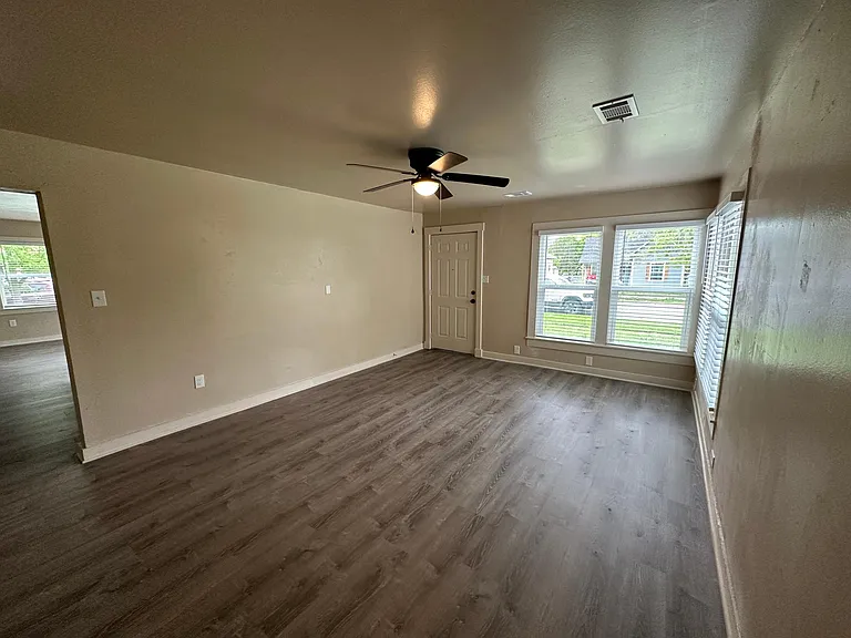 1213 W Walker St — Photo 28