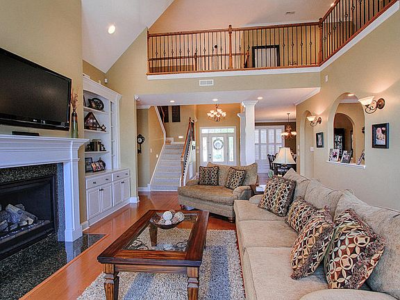 2nd image of 12742 Edgebrook Way