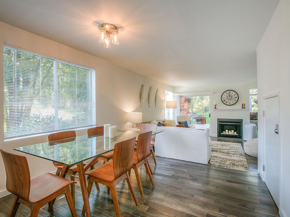 Dining Area seats 6.