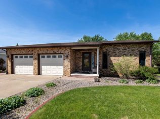 2647 Knob Hill Dr, Dubuque, IA 52003