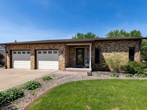 2647 Knob Hill Dr, Dubuque, IA 52003