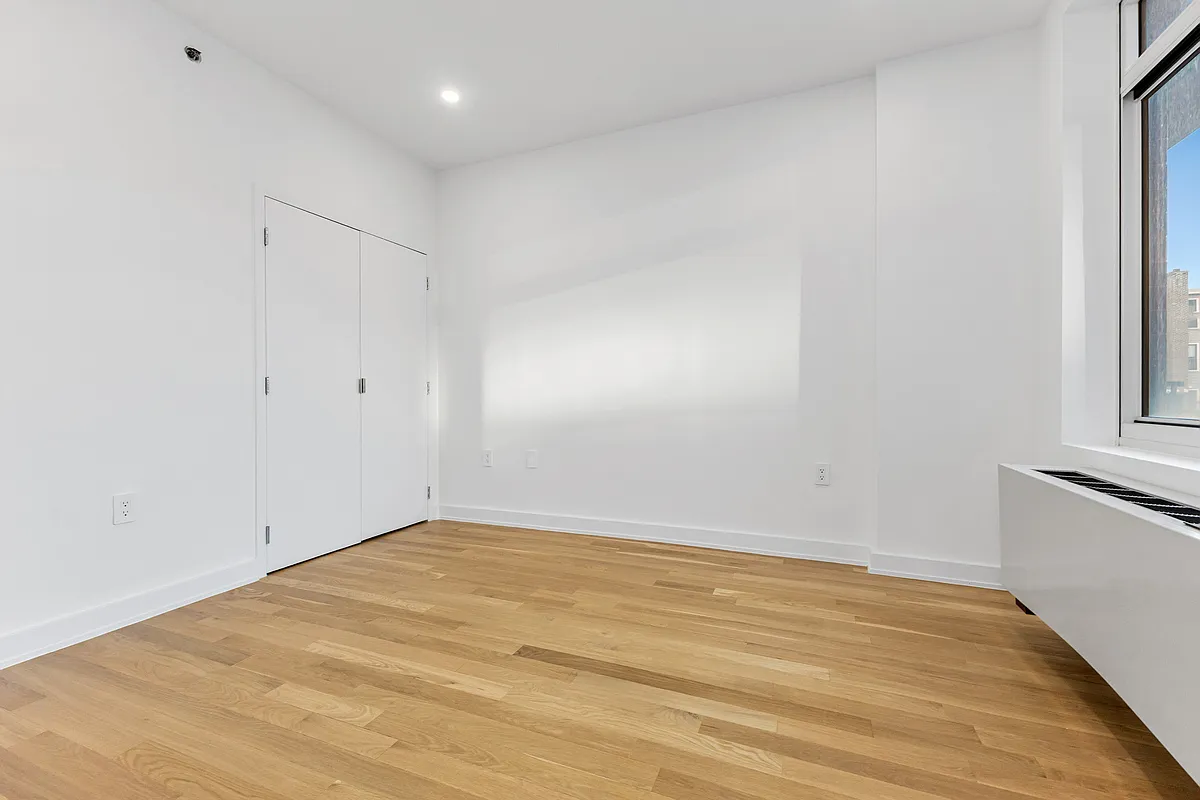 11-15 Broadway — Photo 4