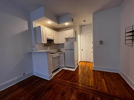 Rented by Salon Realty Corp | media 10