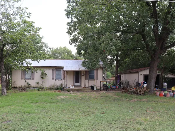 706 W Live Oak St, Lockhart, TX 78644
