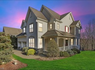 38 Skytop Rdg, Oakland, NJ 07436