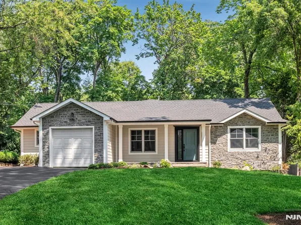 5 Blanchfield Ct, Ho Ho Kus, NJ 07423