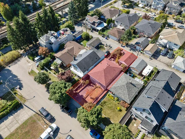 5131 Ann St, Vancouver, BC V5R 4J8