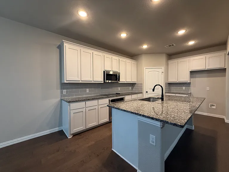 1717 Victoria Dr — Photo 11
