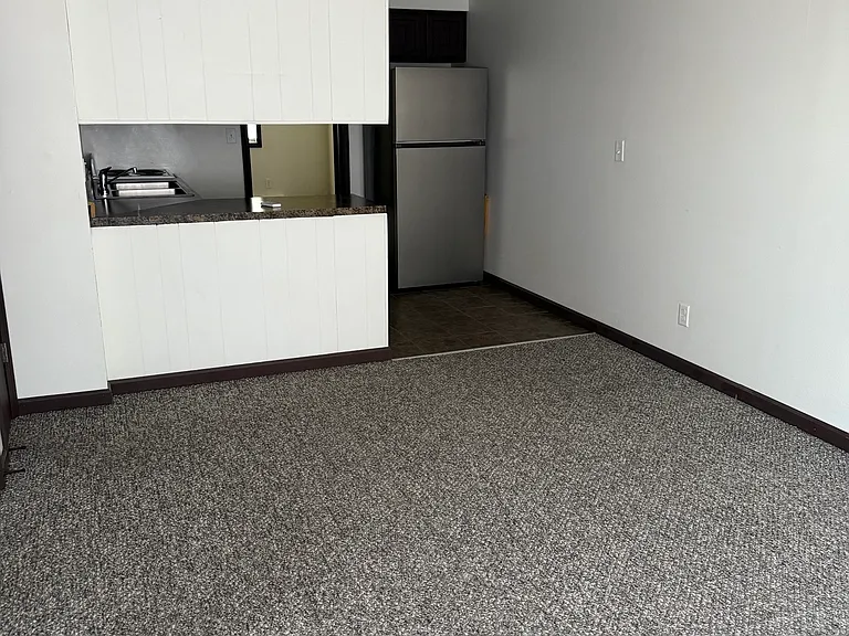 436 Martin Rd E — Photo 2