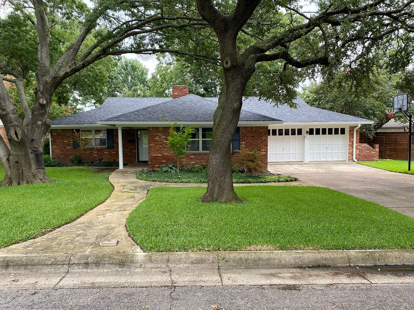 Adorable 3 Bedroom with recent updates you will love! — Photo 2