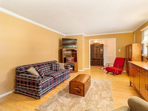 4th image of 5017 Renville Dr