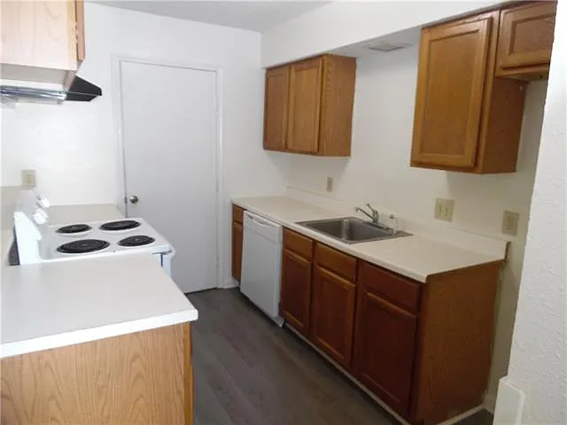 2 bed, 1.5 bath, 1019 sqft, $1,250 — Photo 3