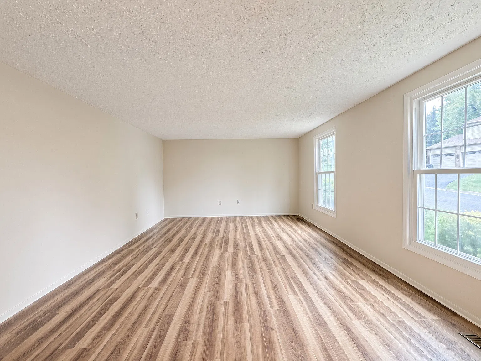 4 bed, 2.5 bath, 2016 sqft, $3,300 — Photo 4