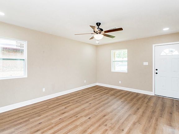5th image of 210 Sparrow St