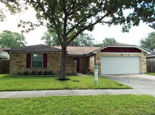 1019 Huntington Dr, Pearland, TX 77584