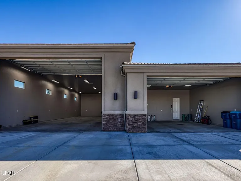 2520 Demaret Dr — Photo 2