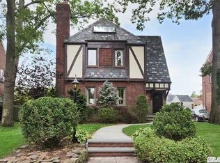 70 Parkwold Dr S, Valley Stream, NY 11580