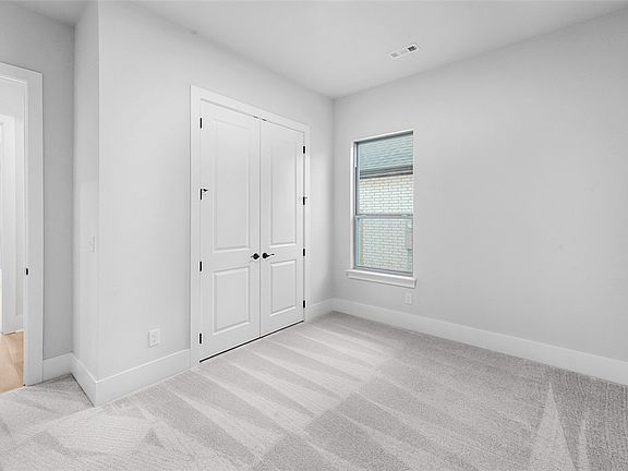 5th image of 374 Woodsbury Ln