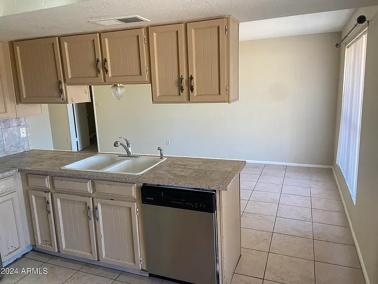1431 W Behrend Dr — Photo 4