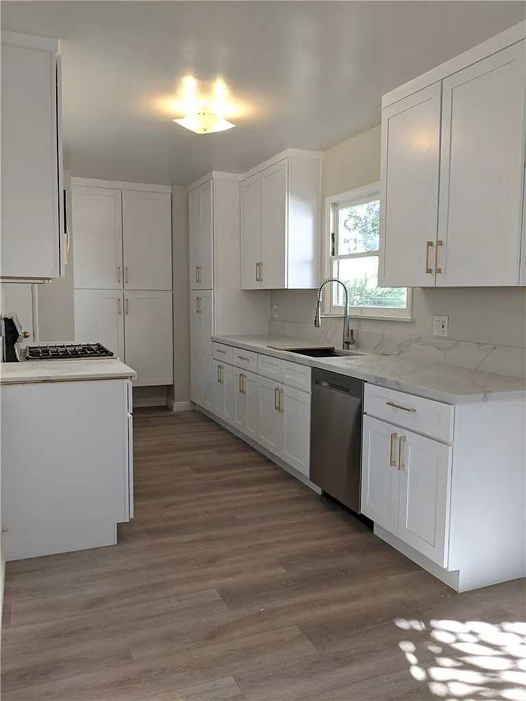 2 bed, 850 sqft, $2,950 — Photo 3