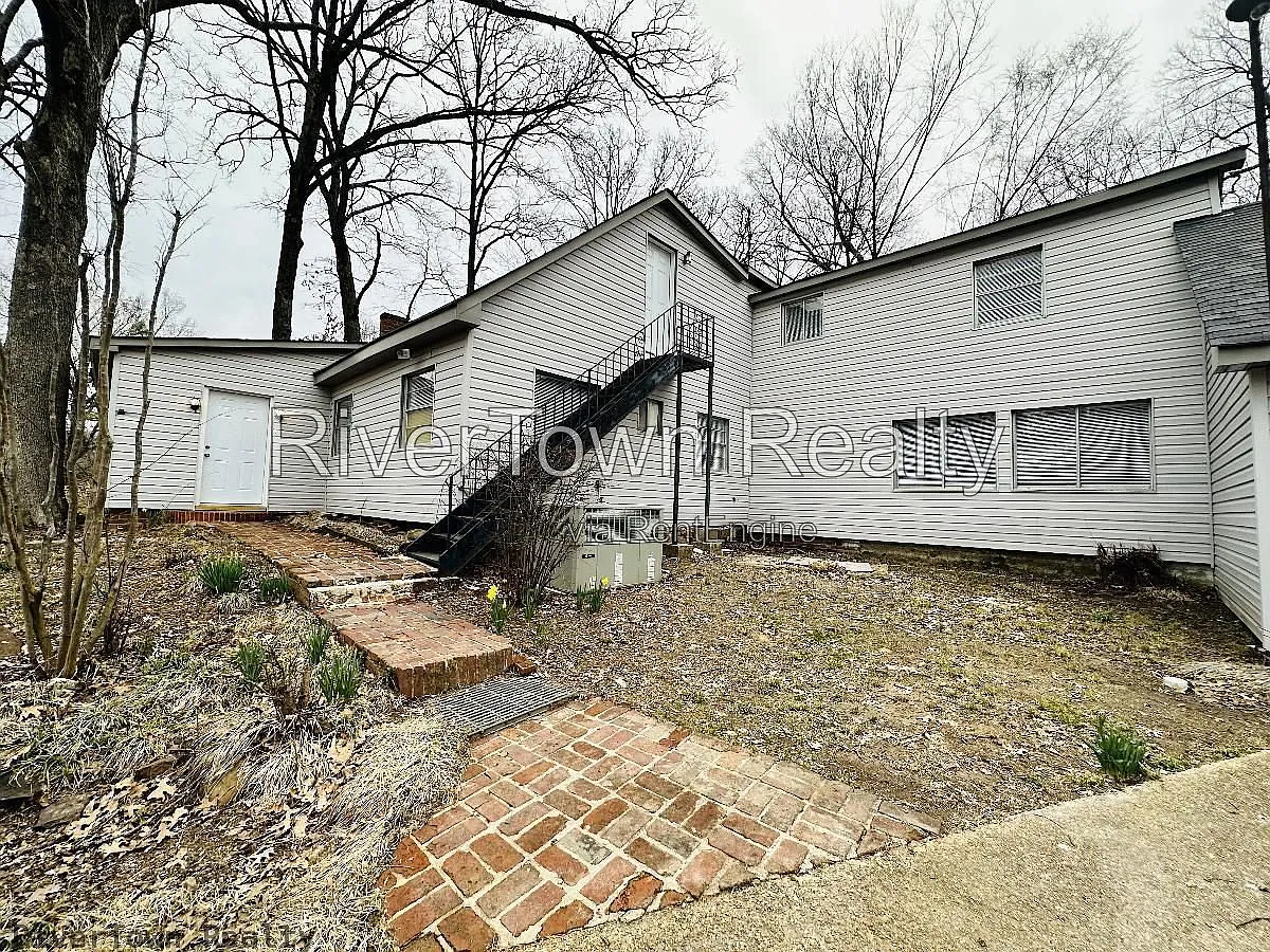 4 bed, 2.0 bath, 2479 sqft, $1,995 — Photo 2