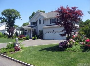 7 Park View Ln, Lake Grove, NY 11755