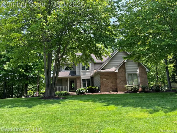 8184 Baypointe Dr, Brighton, MI 48114