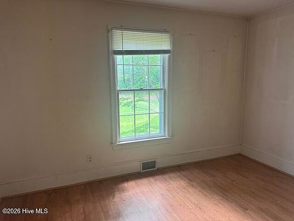 3rd image of 102 Pembroke Avenue S