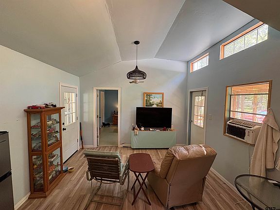 2nd image of 652 Lake Rd