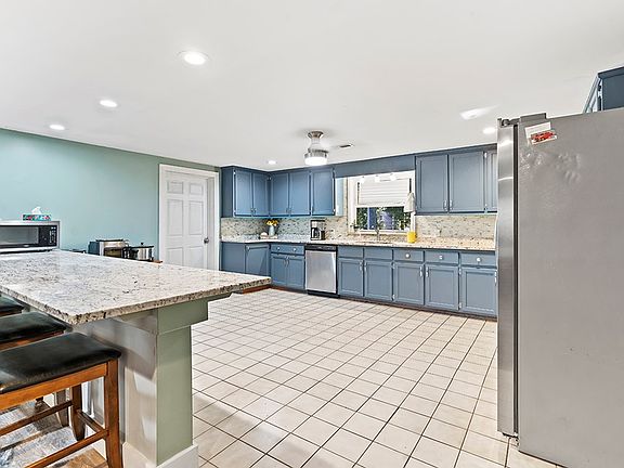 4th image of 93 York Dr