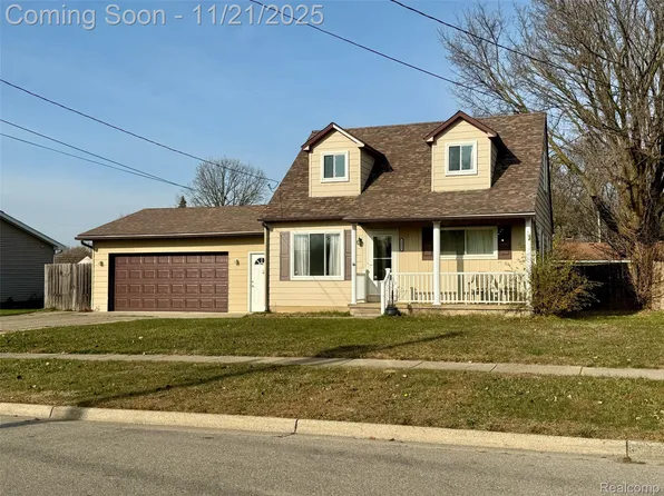 2221 McLaren St, Burton, MI 48529