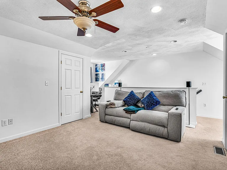 555 Main St #8 — Photo 11