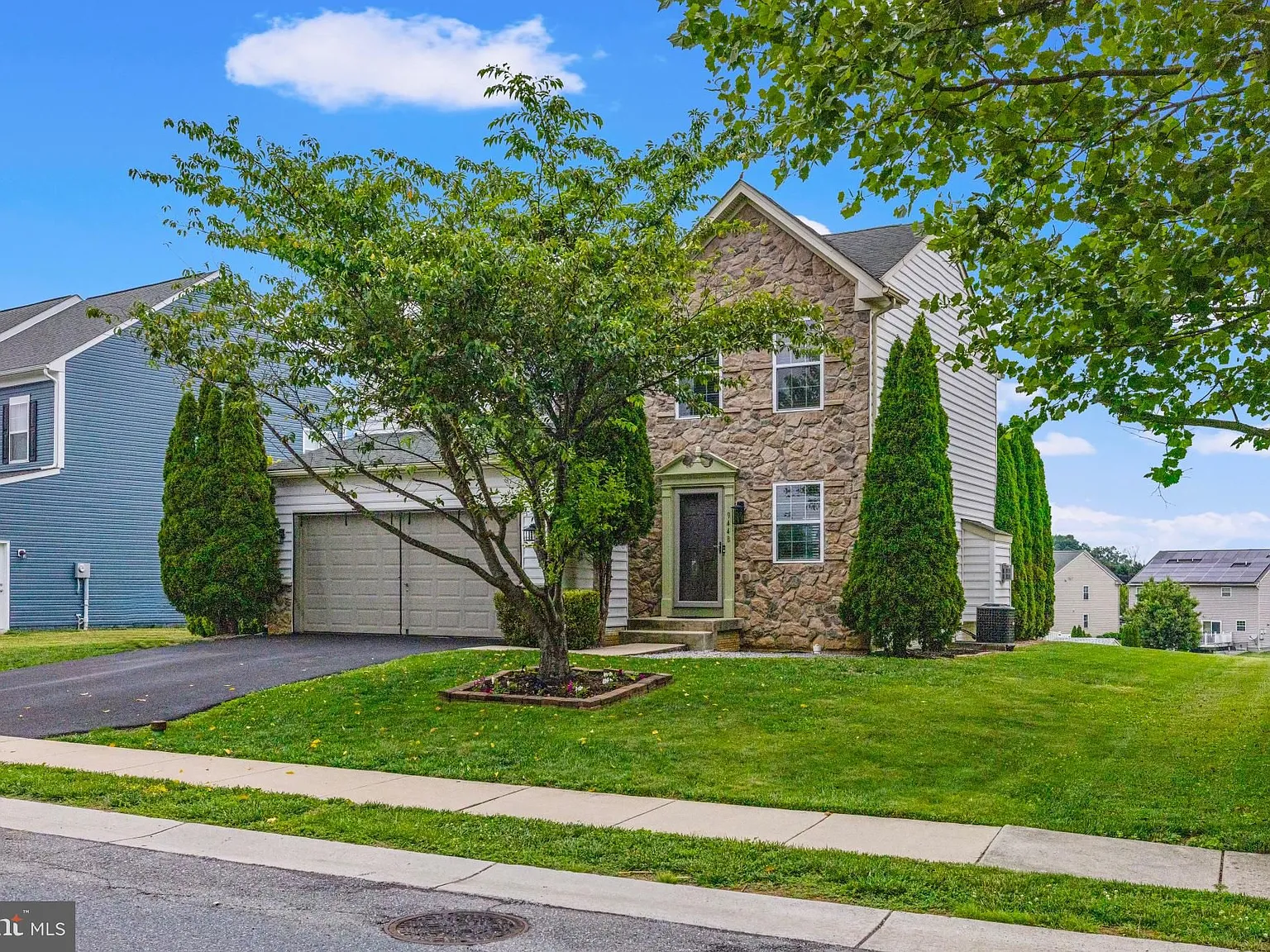 4 bed, 4.0 bath, 2224 sqft, $3,000 — Photo 2