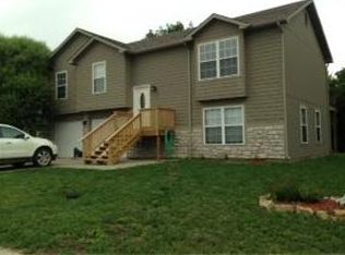 101 Twin Cedar St, Tonganoxie, KS 66086