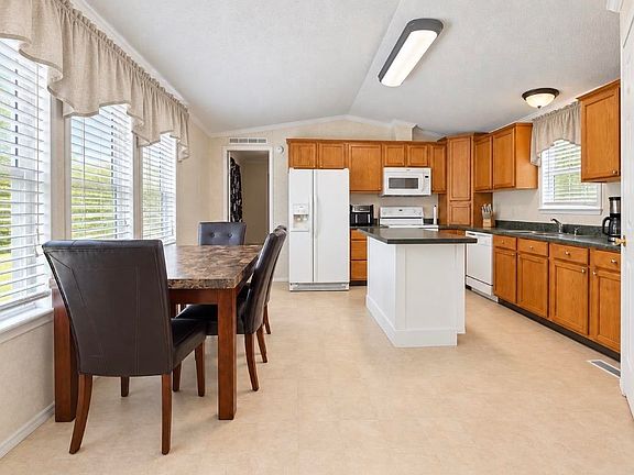 3rd image of 916 Ranchette Ln