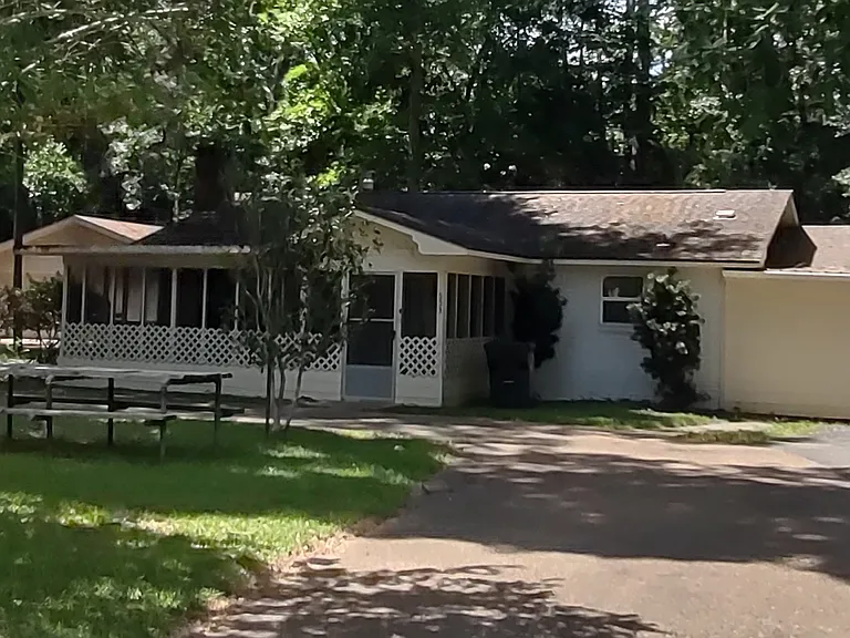 553 Sherwood Forest Dr — Photo 2