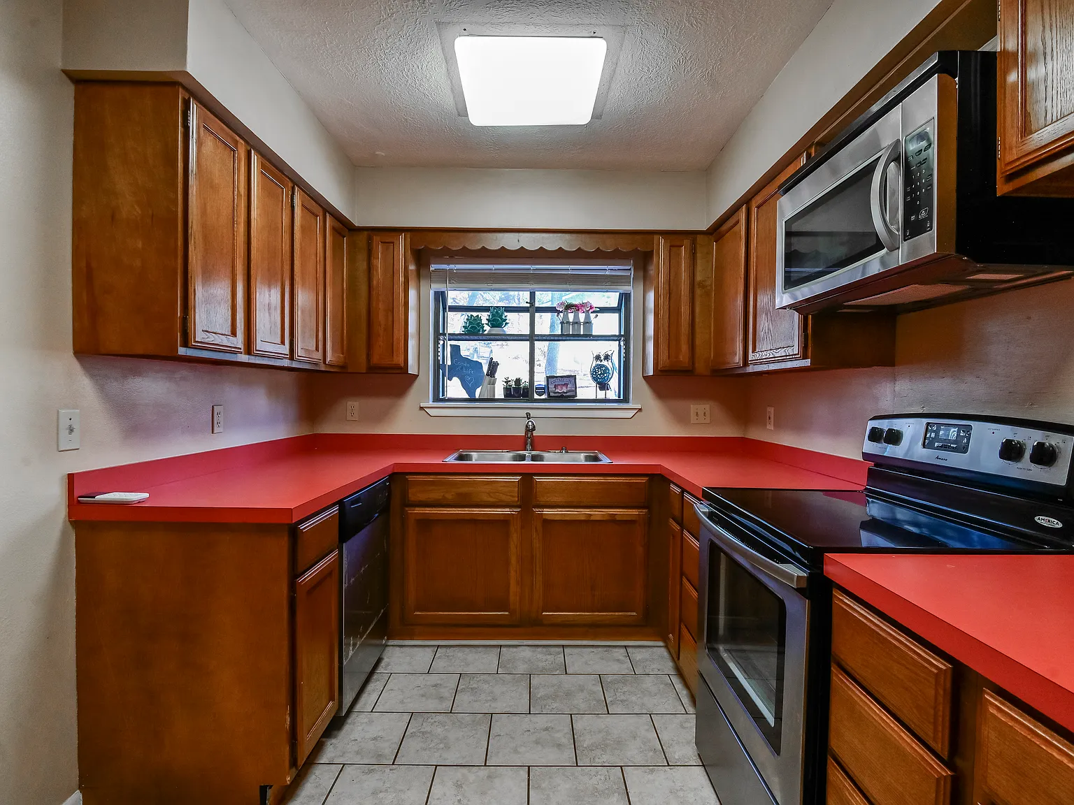 1 bed, 1.5 bath, 1209 sqft, $1,600 — Photo 3