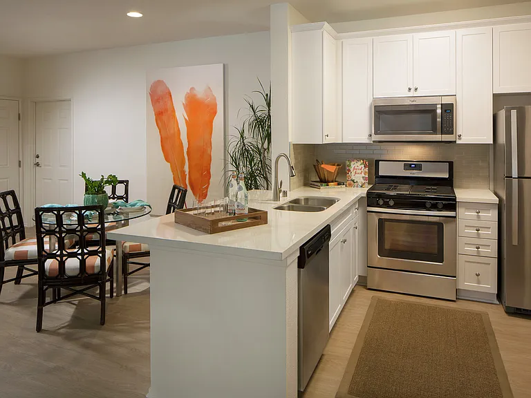 Las Flores Apartment Homes — Photo 37