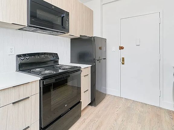 4th image of 208 E 6th St #15