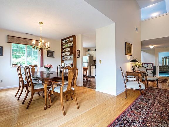 5th image of 904 Autumn Ln