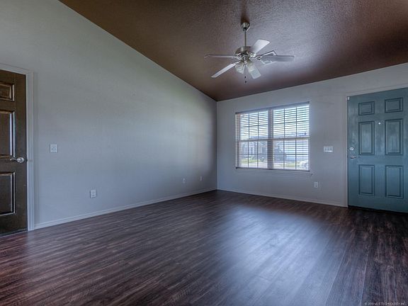 2nd image of 209 W Fairlane Pl