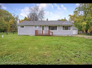 2434 N Long Lake Rd, Fenton, MI 48430