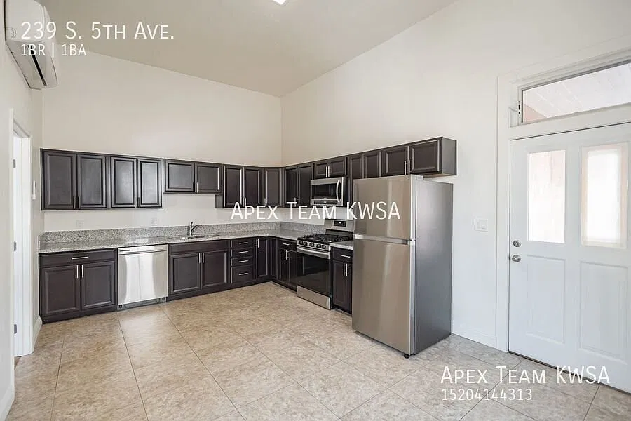 $915- 1 Bed / 1 Bath Unit Located in Armory Park! — Photo 2