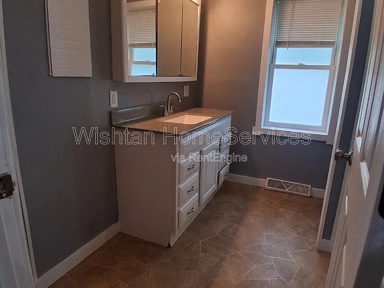 701 N E St — Photo 19