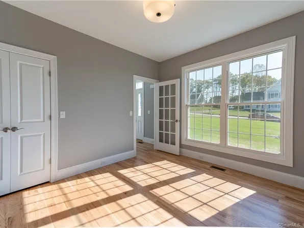 26 Pumpkin Grove, East Lyme, CT 06333