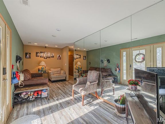 5th image of 905 Mansion Rd