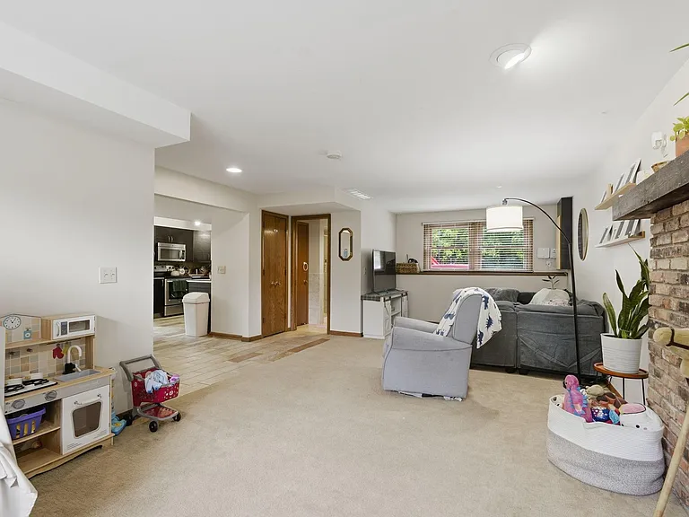 3308 Roosevelt Ct NE — Photo 18