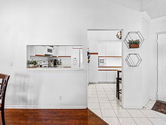 5th image of 5406 Venetia Court #F
