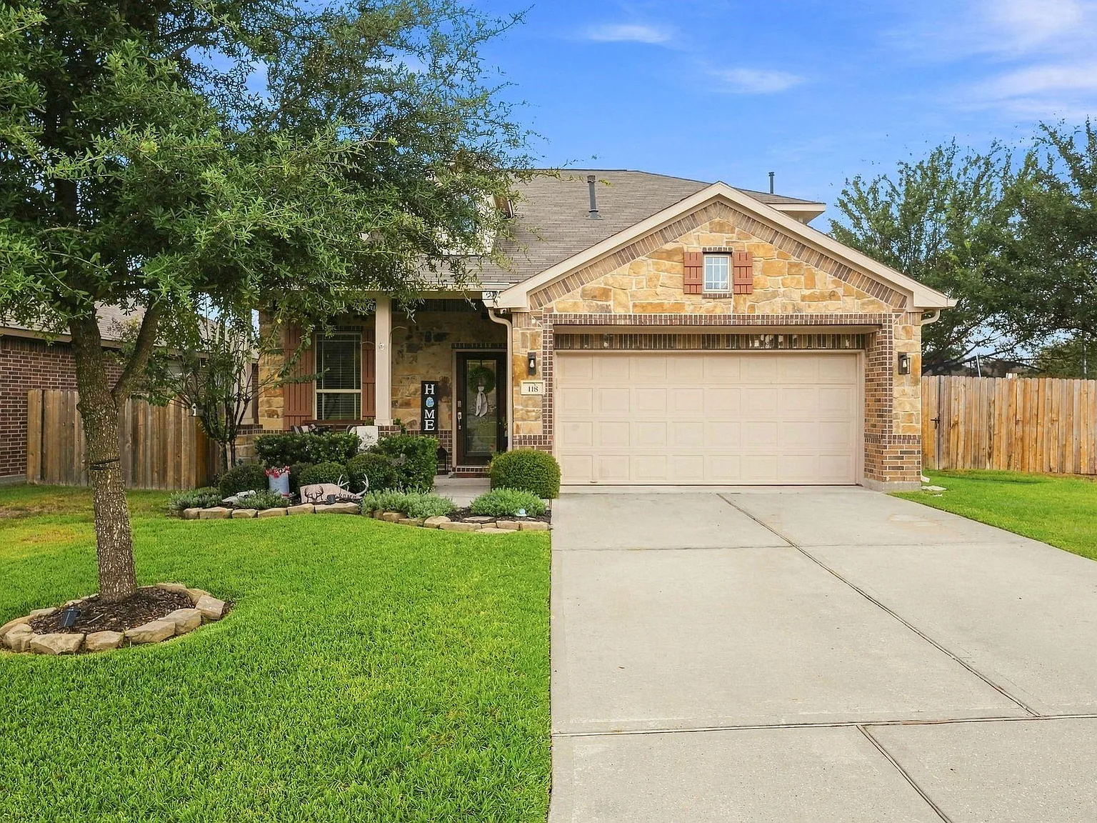 4 bed, 2.5 bath, 2135 sqft, $2,300 — Photo 2