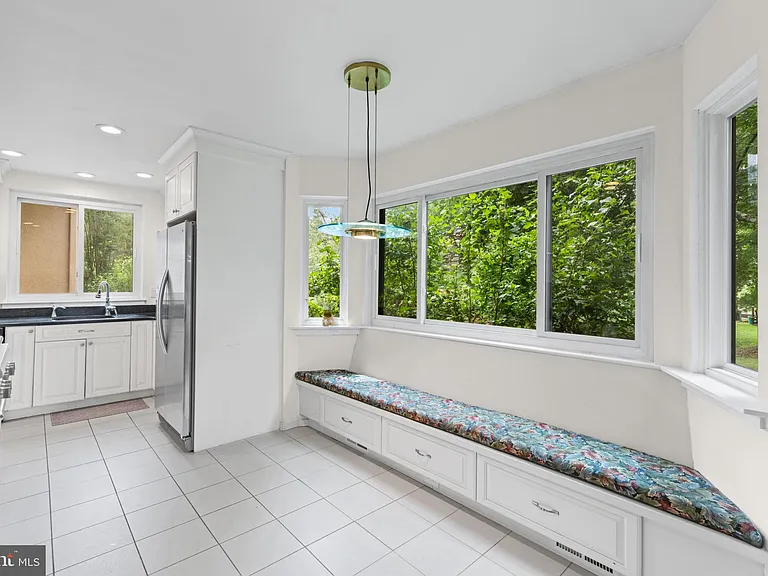 130 Sayre Dr — Photo 12